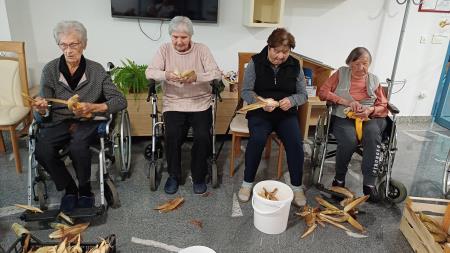 V Domu Taber je več kot 40 stanovalcev ličkalo koruzo  5